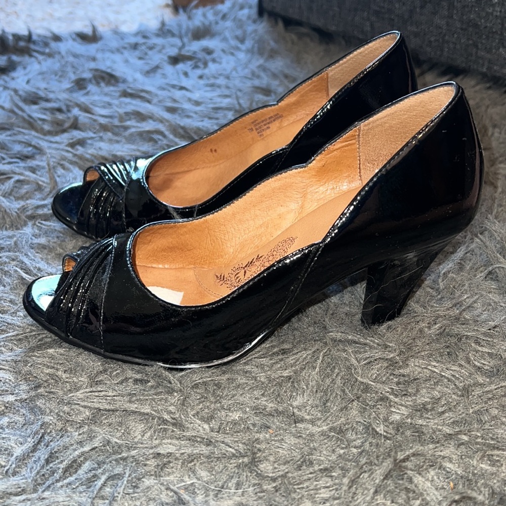 New Women's black patent leather peep told Sofft heels, size 7 - Picture 2 of 15